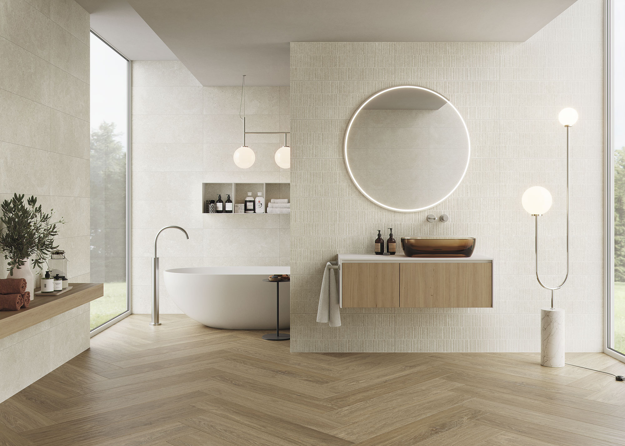 Showroom baño con revestimiento cerámico beige, suelo espiga efecto madera, bañera y mueble flotante