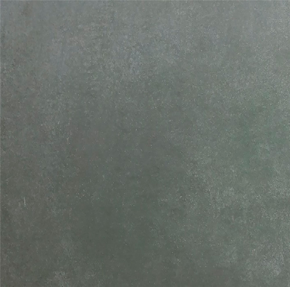 Azulejo cerámico gris antracita con textura mate y aspecto envejecido