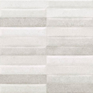 Azulejos cerámicos rectangulares en tonos gris claro y blanco con relieve horizontal.