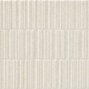 Azulejo rectangular crema con relieve de rayas verticales en disposición escalonada