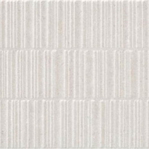 Azulejo cerámico blanco roto con relieve de listones verticales dispuestos en filas.