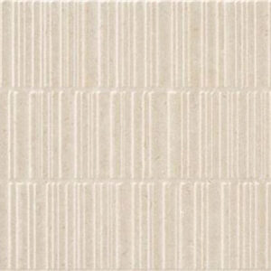 Revestimiento cerámico beige con listones verticales texturizados en filas