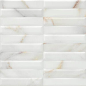 Azulejos rectangulares blancos efecto mármol con vetas beige y relieve horizontal