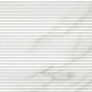 Panel cerámico blanco efecto mármol con vetas beige y superficie estriada horizontal