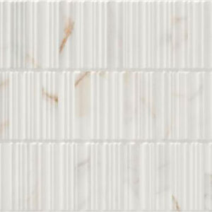 Azulejos cerámicos rectangulares blancos efecto mármol con textura acanalada y vetas beige