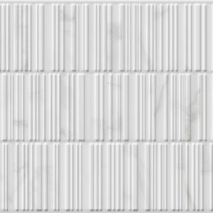 Panel de revestimiento cerámico blanco con frisos verticales y veteado de mármol