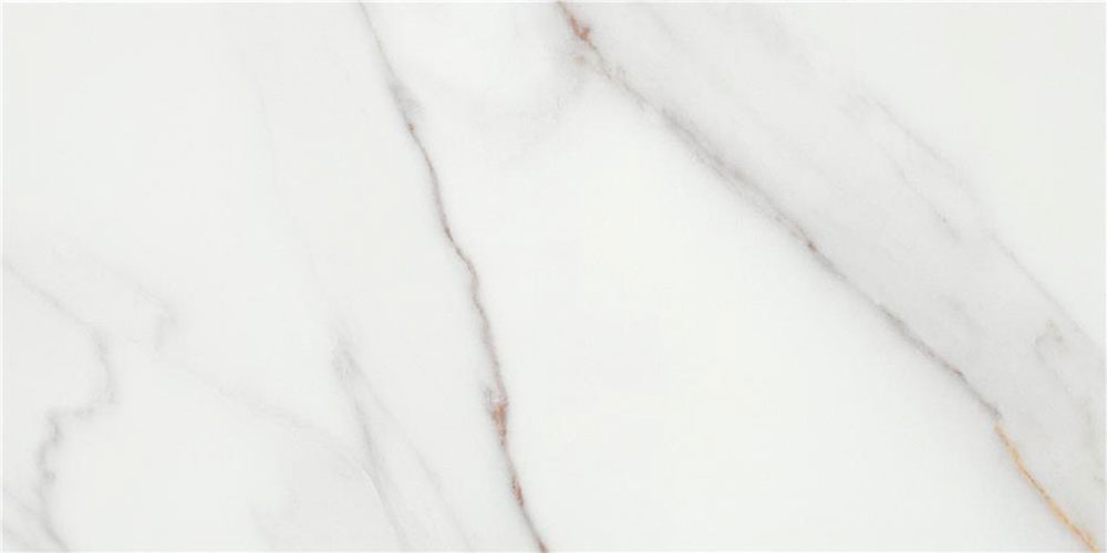 Revestimiento cerámico efecto mármol blanco con sutiles vetas grises.