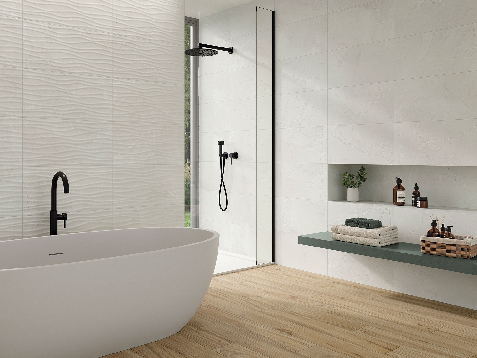 Baño de exposición con bañera exenta, azulejos cerámicos texturizados en ondas y suelo imitación madera