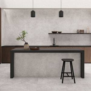 Cocina minimalista con azulejos cerámicos grises, isla negra y muebles de madera