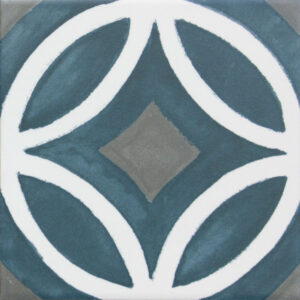 Azulejo cerámico con arcos blancos, pétalos azul verdoso y rombo central gris