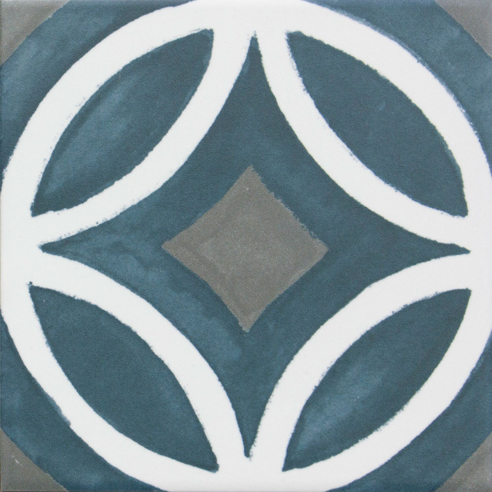 Azulejo cerámico con arcos blancos, pétalos azul verdoso y rombo central gris