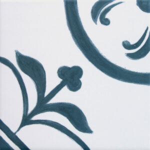 Azulejo blanco con motivos florales y arabescos en azul oscuro
