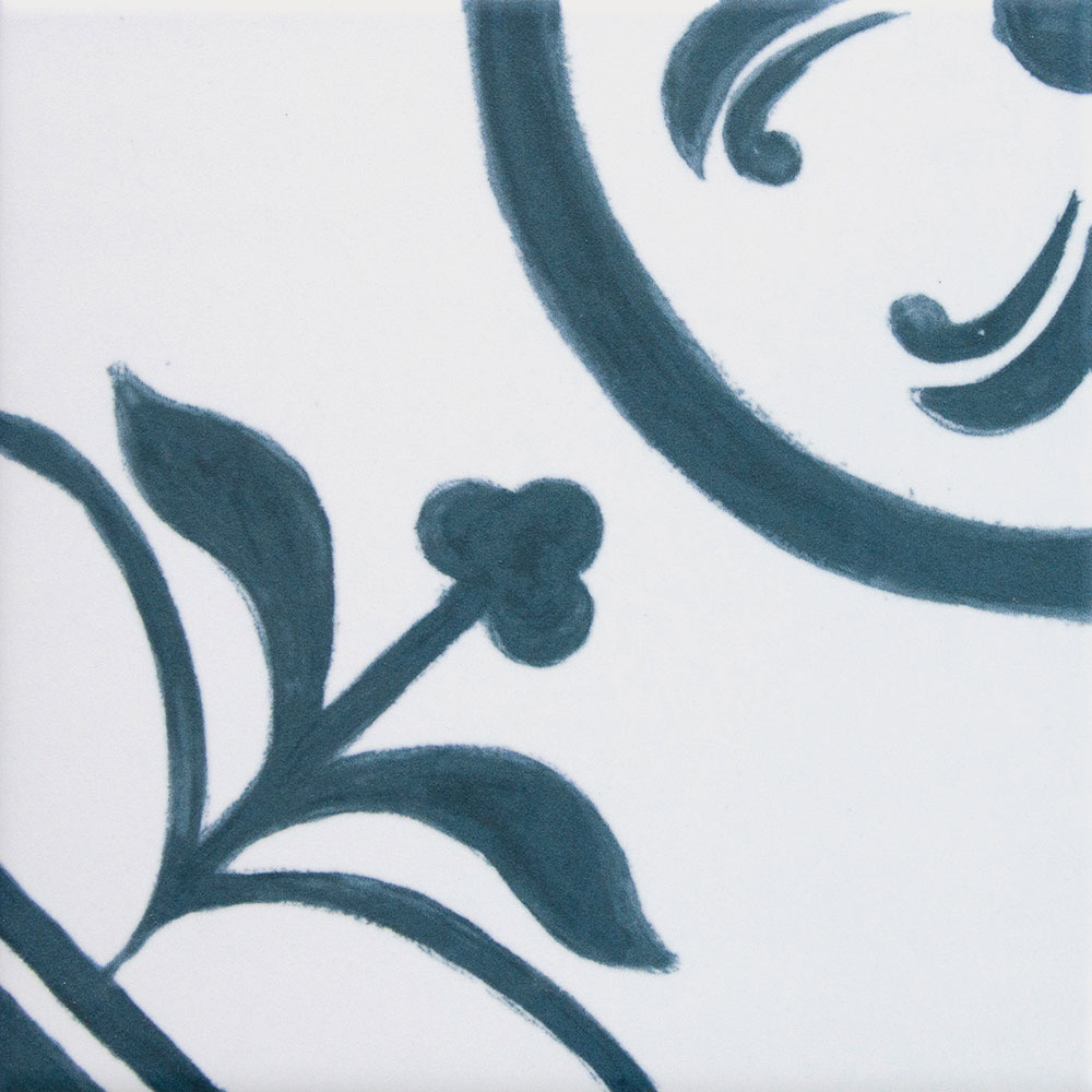 Azulejo blanco con motivos florales y arabescos en azul oscuro