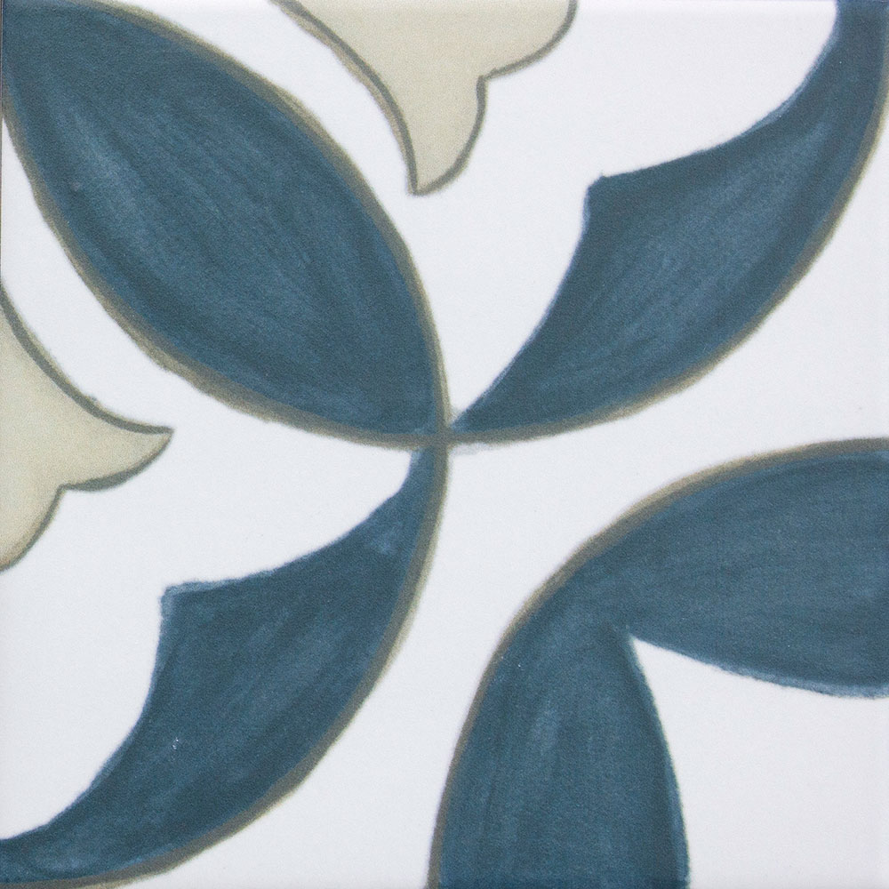 Azulejo con motivos florales en azul y beige sobre fondo blanco