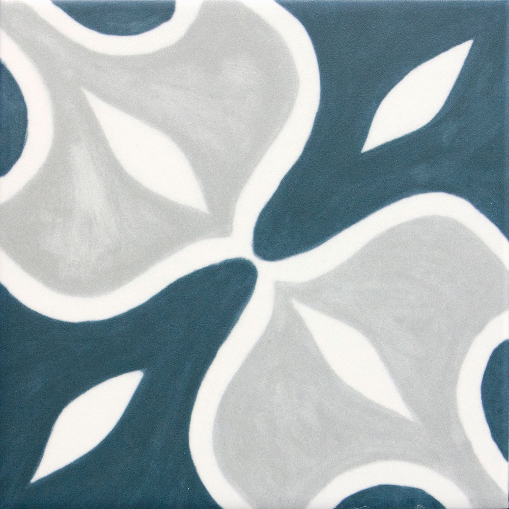 Azulejo cerámico con motivo floral abstracto en turquesa, gris y blanco