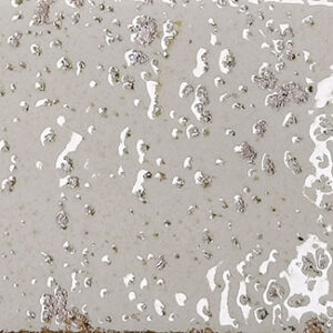 Azulejo cerámico rectangular beige con esmalte brillante, moteado y bordes desgastados