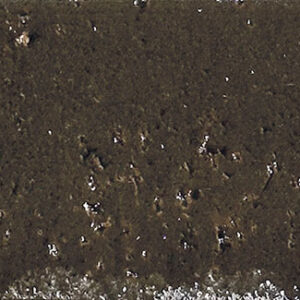 Azulejo cerámico rectangular marrón oscuro con textura moteada y bordes desgastados