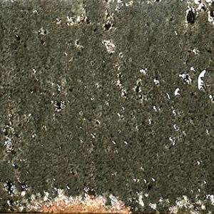 Azulejo rectangular esmaltado verde oscuro con textura moteada y borde terracota