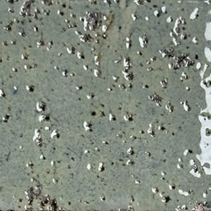 Azulejo rectangular: parte mate verde con poros; sección brillante gris claro y irregularidades