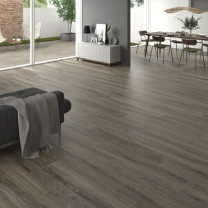 Exposición de suelos cerámicos efecto madera gris en sala y comedor