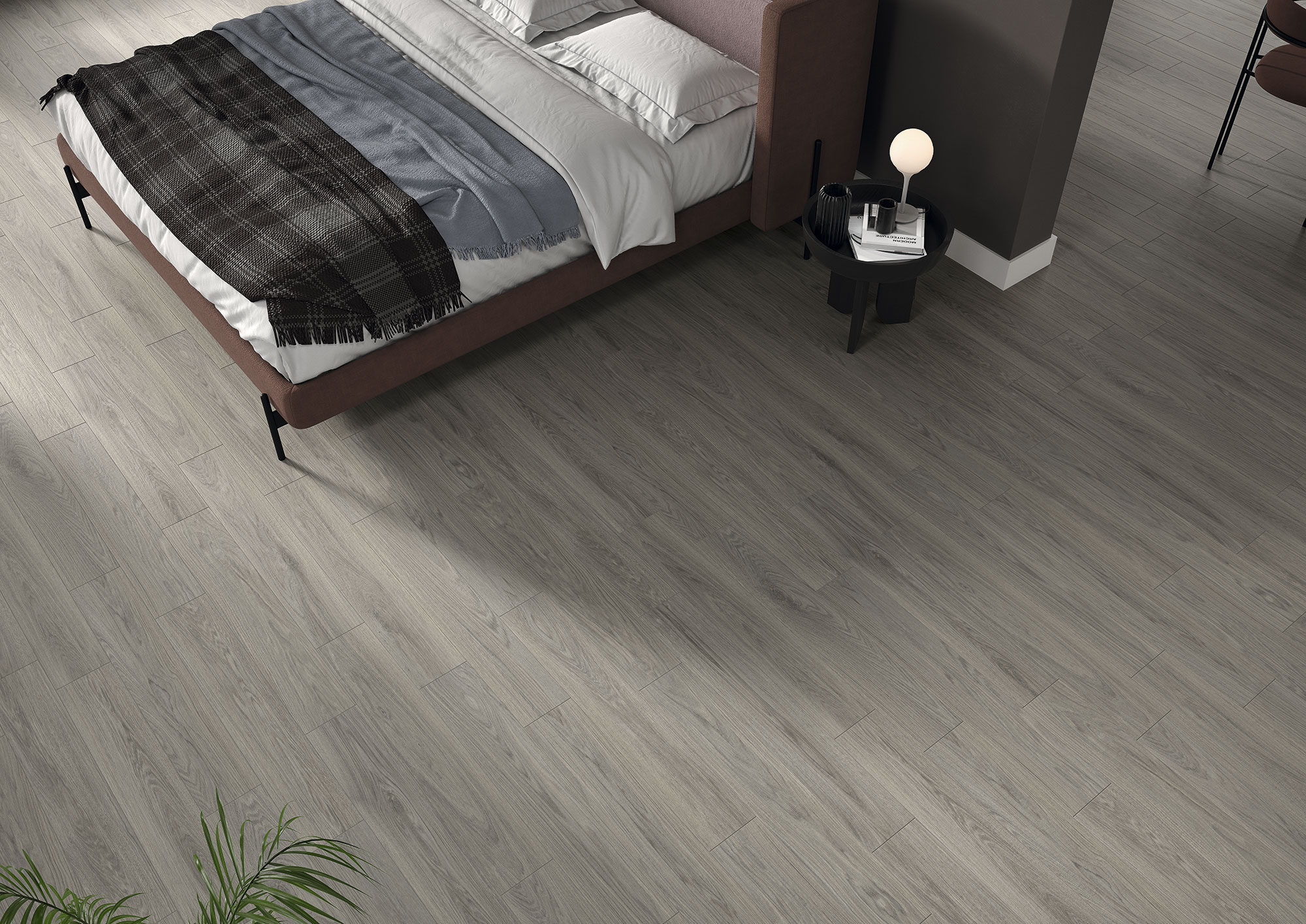 Dormitorio con pavimento cerámico gris efecto madera y cama tapizada
