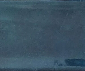 Azulejo rectangular esmaltado azul oscuro brillante con ligera textura y bordes redondeados