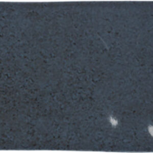 Azulejo cerámico rectangular azul oscuro esmaltado con brillo y reflejos en el borde derecho