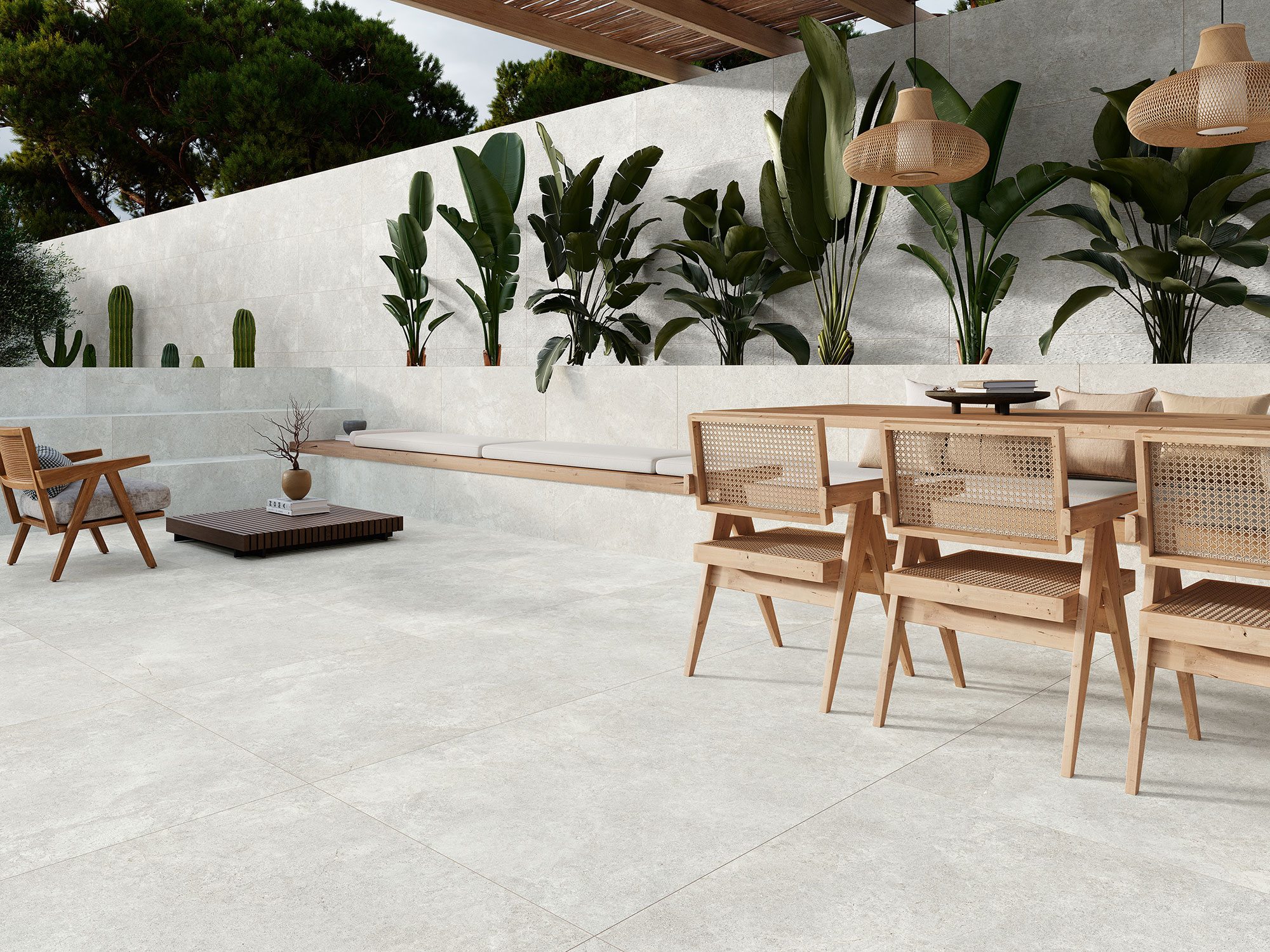 Terraza con pavimento cerámico claro, mobiliario en madera y pared ajardinada