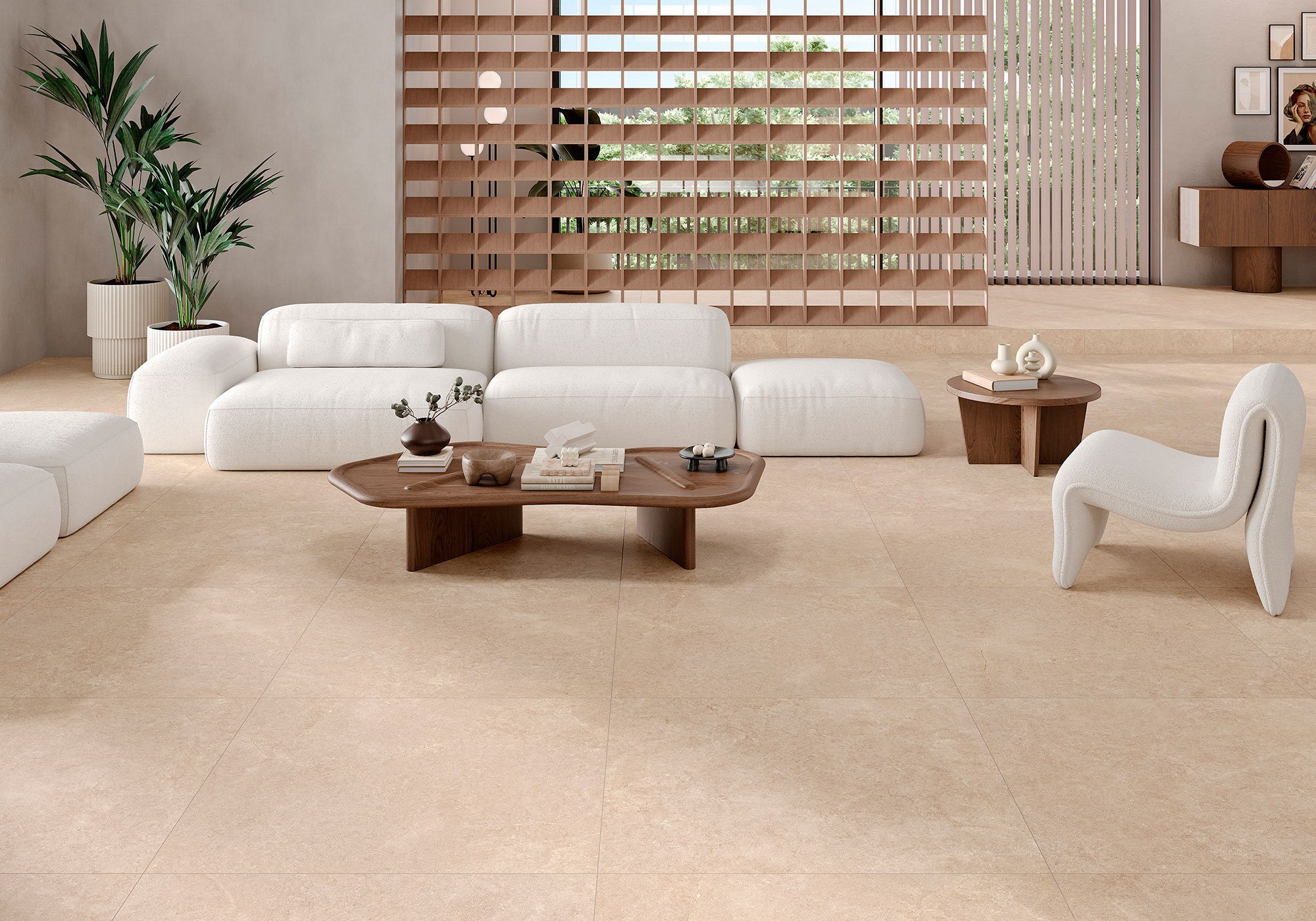 Tienda de azulejos con suelo beige, sofá blanco, mesas y separador de madera.