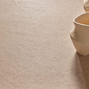 Suelo cerámico texturizado beige con jarrones escultóricos crema y sombra