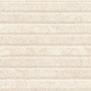 Azulejo cerámico beige en listones horizontales con textura rugosa