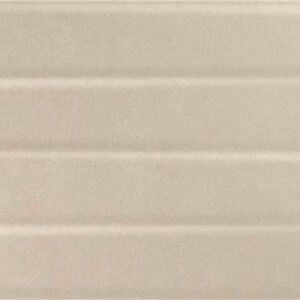 Azulejo cerámico beige rectangular con franjas horizontales y acabado brillante