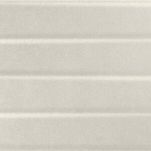 Azulejo rectangular crema con relieve horizontal y acabado brillo