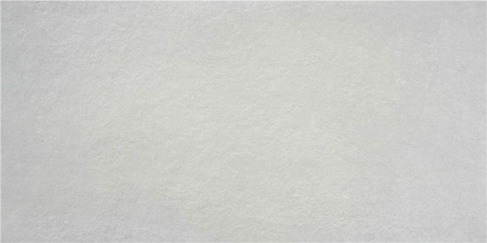 Azulejo cerámico gris claro con textura sutil tipo piedra para pavimento o revestimiento