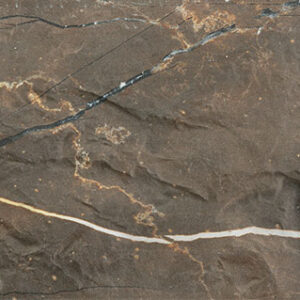 Baldosa cerámica efecto mármol marrón con vetas blancas y doradas