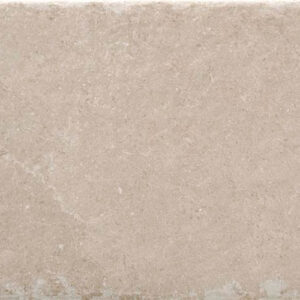 Azulejo rectangular beige efecto piedra con vetas suaves y bordes desgastados