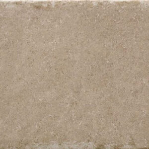 Azulejo cerámico rectangular beige con textura pétrea y bordes desgastados