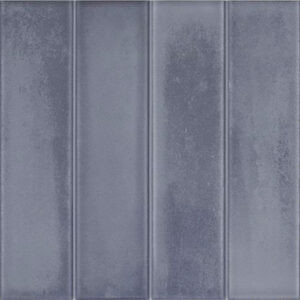 Azulejos cerámicos azul gris en listones verticales con textura envejecida