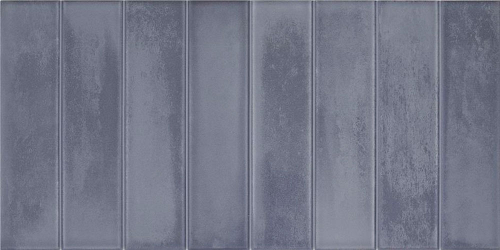 Azulejos cerámicos azul gris en listones verticales con textura envejecida