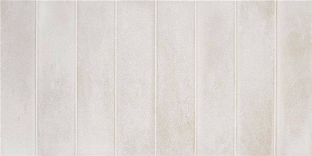 Revestimiento cerámico en listones verticales color beige claro con textura sutil