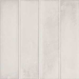 Azulejos cerámicos verticales color arena claro, textura mate y juntas finas