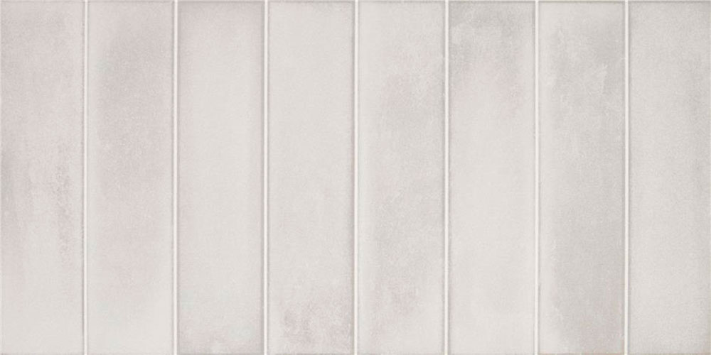 Azulejos cerámicos verticales color arena claro, textura mate y juntas finas