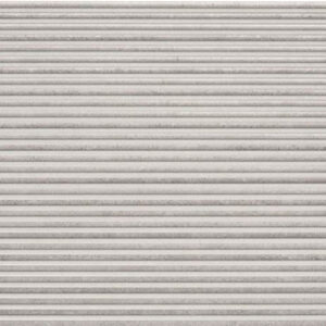 Azulejo cerámico gris claro con ranuras horizontales texturadas
