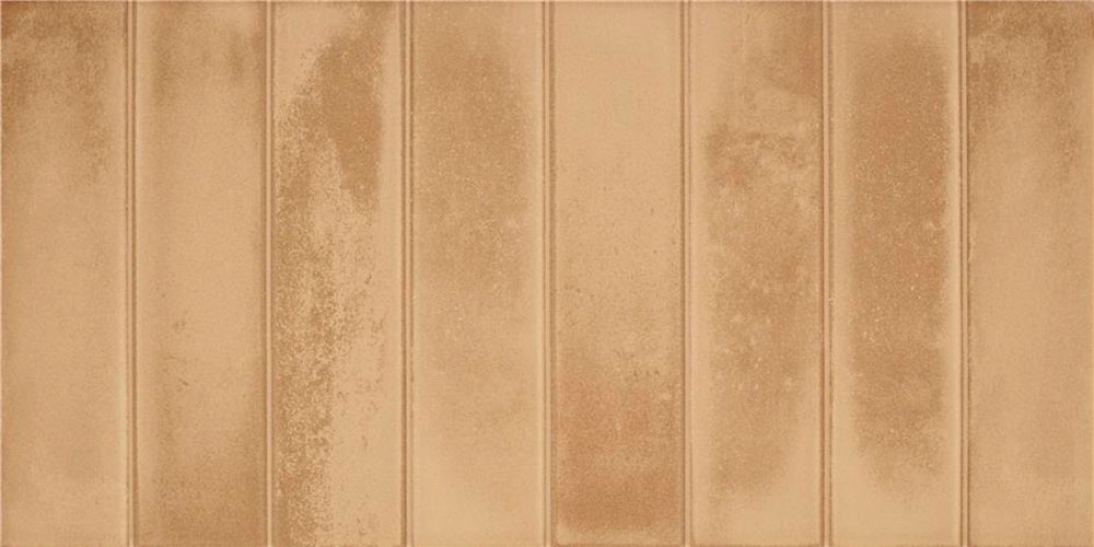 Revestimiento cerámico en lamas verticales color terracota con acabado envejecido