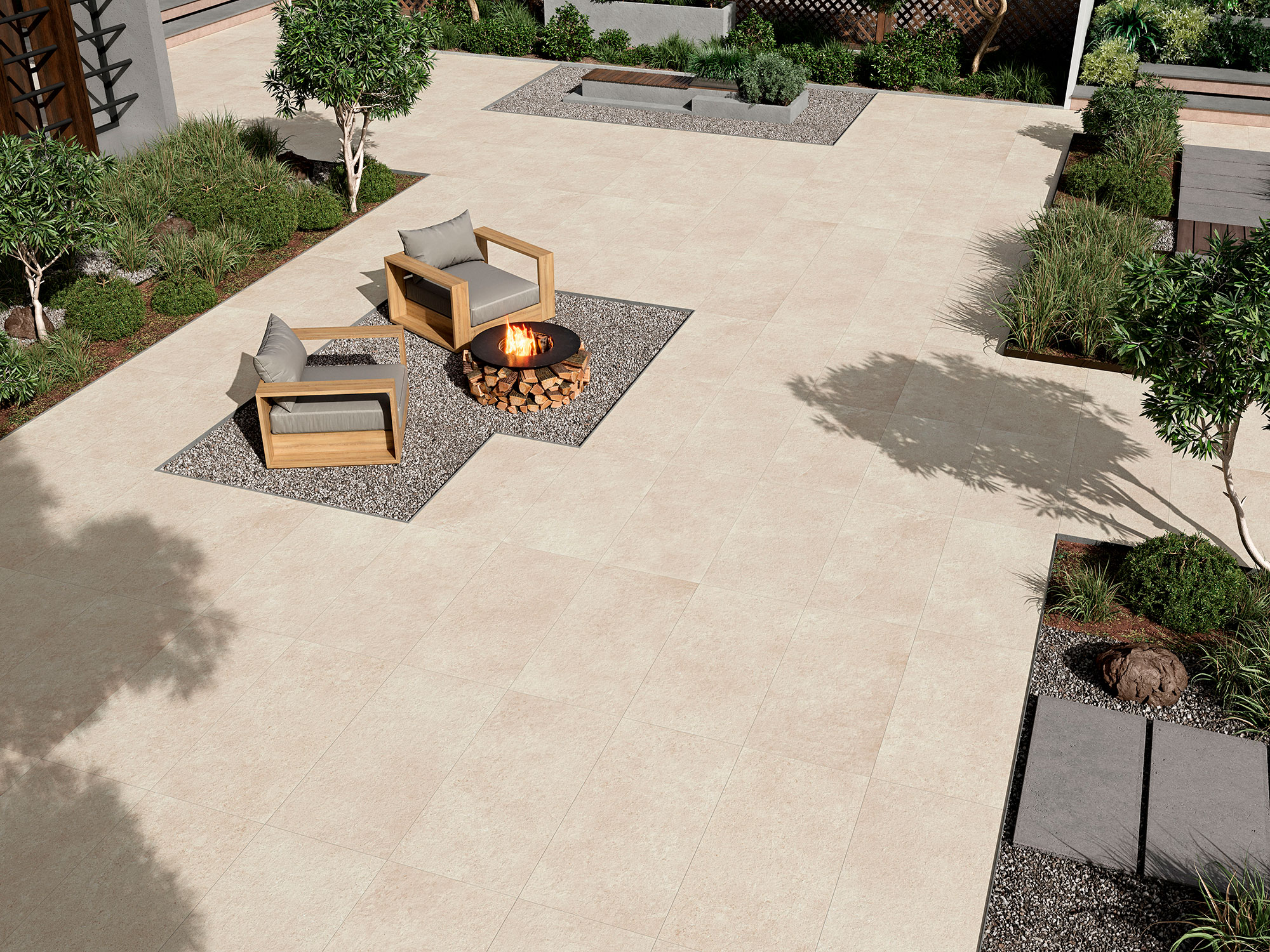 Patio con pavimento cerámico beige, dos sillones de madera y hoguera en área de grava