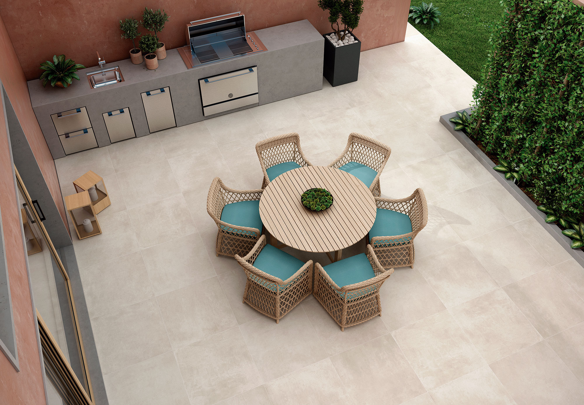 Patio exterior con mesa redonda de madera, seis sillas de mimbre y pavimento cerámico beige.
