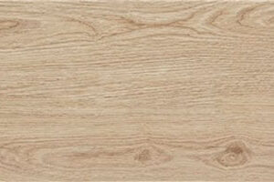 Pavimento cerámico efecto madera en lamas claras con vetas naturales