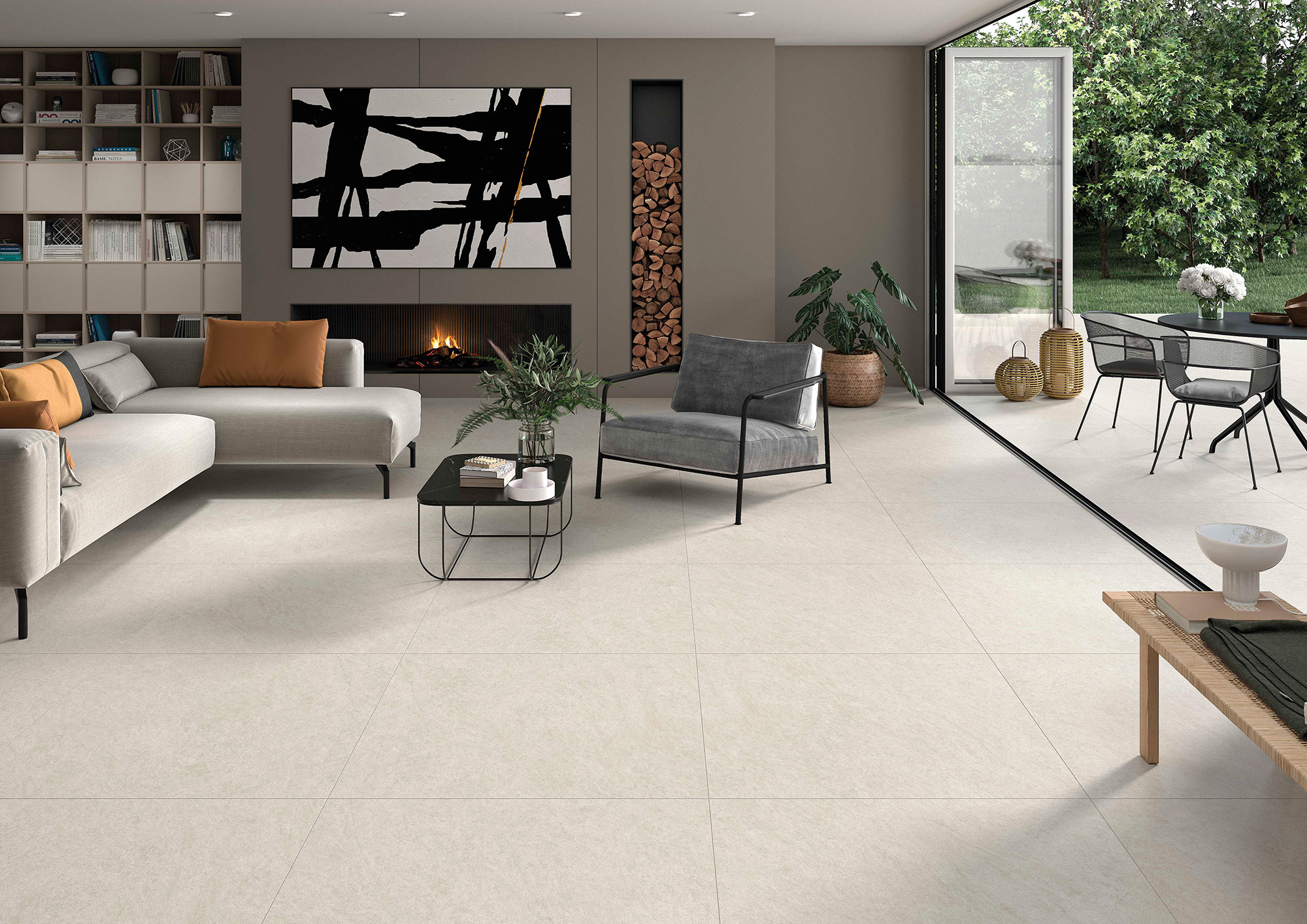 Salón contemporáneo en showroom con amplias baldosas cerámicas beige y terraza ajardinada