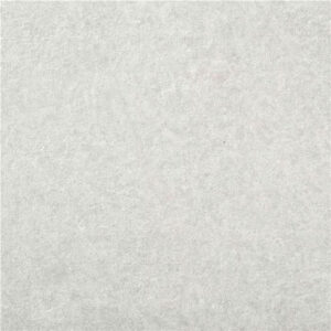 Baldosa cerámica gris claro con textura mate y vetas sutiles