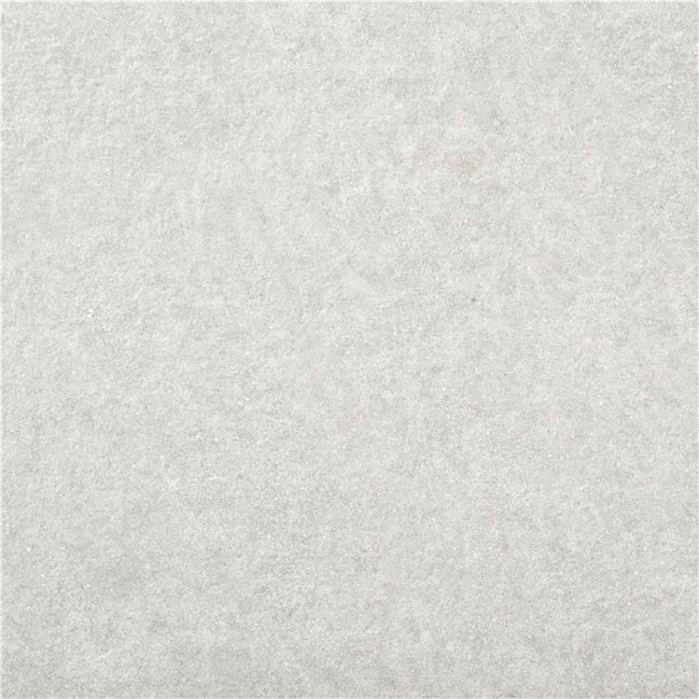 Baldosa cerámica gris claro con textura mate y vetas sutiles